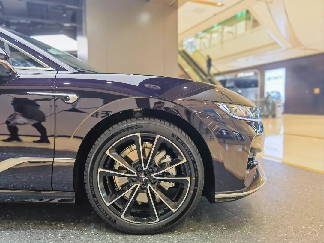 到店實(shí)拍嵐圖追光PHEV 詳解其多個(gè)“同級(jí)唯一”的智能閃光點(diǎn)